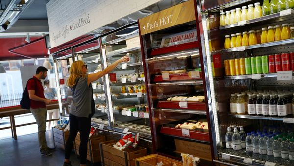 Customers shop at Pret a Manger in New Cavendish Street, following the outbreak of the coronavirus disease (COVID-19), London, 1 June 2020 - Sputnik International
