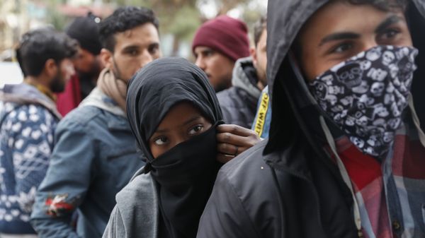 Migrants queue outside a supermarket to buy food near the Turkish-Greek border in Pazarkule, Edirne region, Turkey, Tuesday, 10 March 2020 - Sputnik International