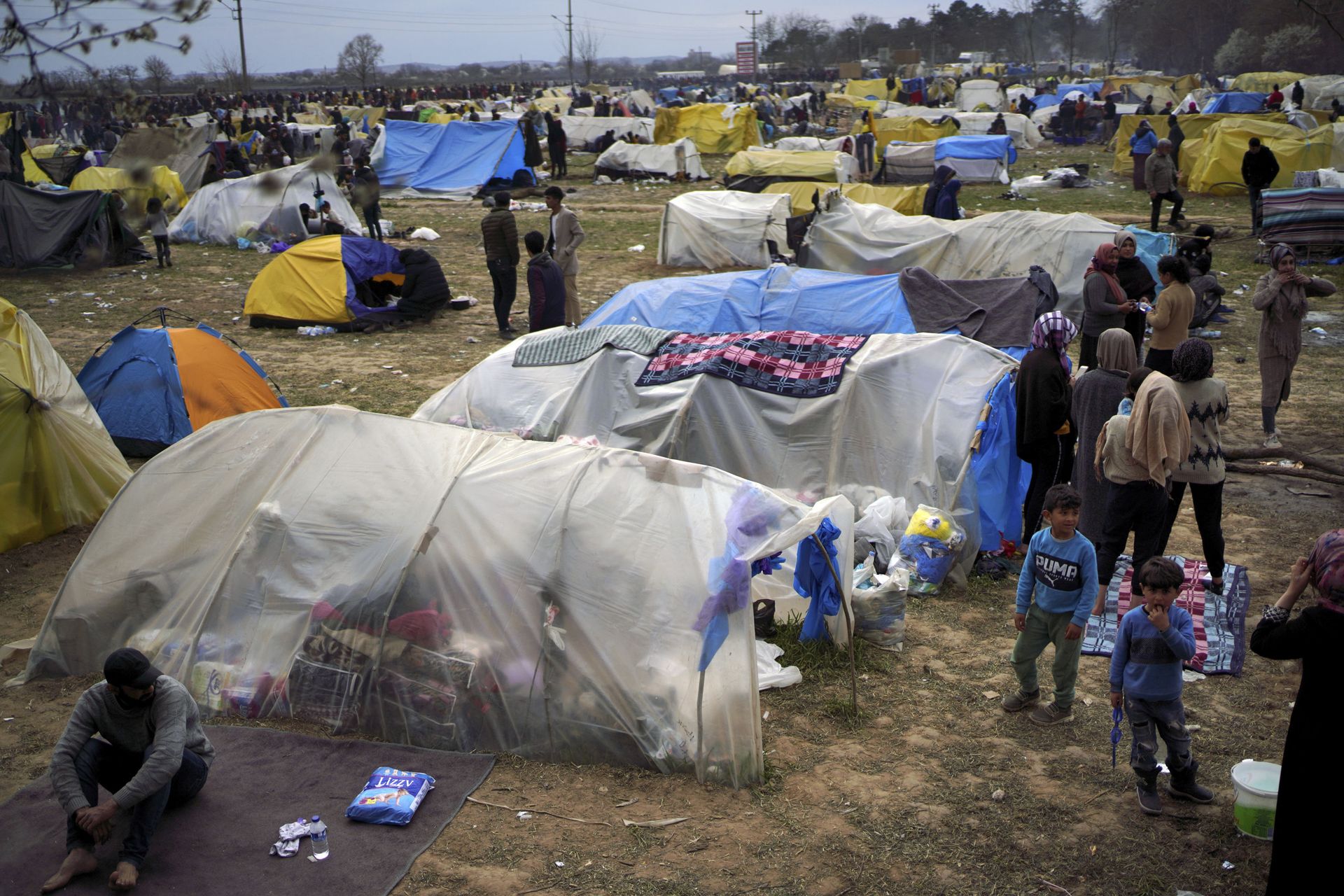 Migrants stand by tends in a camp set up near the Turkish-Greek border in Pazarkule, Edirne region, Turkey, Tuesday, March 10, 2020 Migrants stand by tends in a camp set up near the Turkish-Greek border in Pazarkule, Edirne region, Turkey, Tuesday, March 10, 2020 - Sputnik International, 1920, 07.09.2021