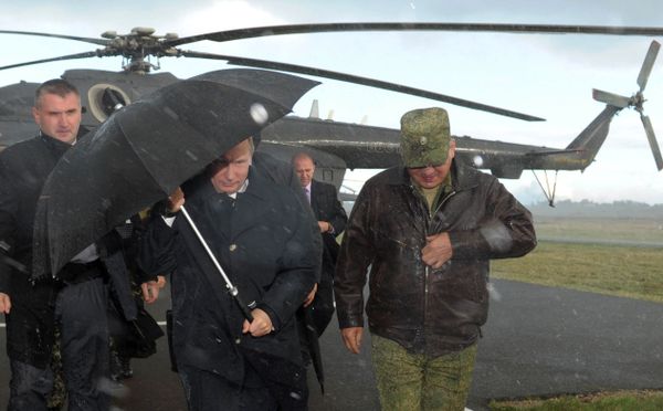 Russian President Vladimir Putin (centre) arrives at the Khmelevka training ground in the Kaliningrad Region, for the Russian-Belarusian West 2013 drills - Sputnik International
