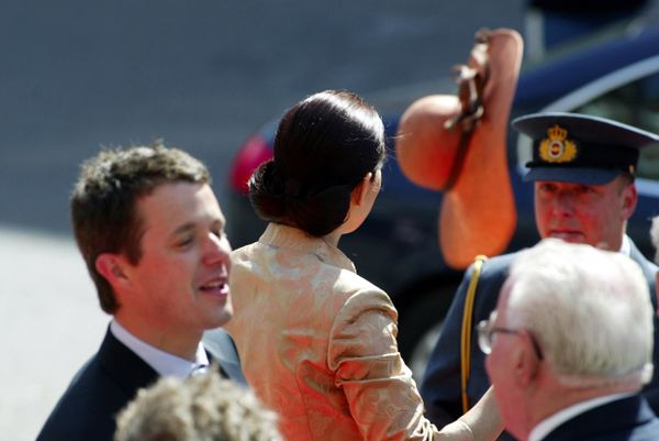 Mary Donaldson of Australia looks at her hat which flew off during a gust of wind upon her arrival at the Parliament in Copenhagen 13 May 2004 - Sputnik International