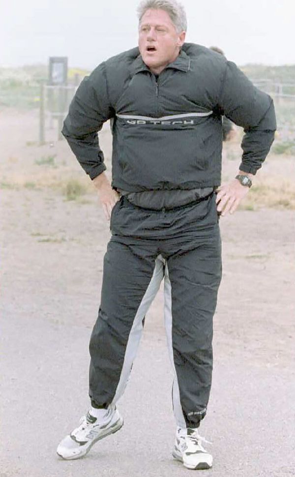 The wind off of the San Francisco bay catches in former US President Bill Clinton's jogging suit 26 June after a morning jog near the Golden Gate Bridge - Sputnik International
