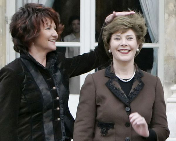 Jolanta Kwasniewska, wife of the former Polish president, left, helps shield the hair of  US first lady Laura Bush, from the blustery wind during a photo opportunity during the plenary meeting of the International Center for Missing and Exploited Children, or Icmec, at the Elysee Palace in Paris, Wednesday, Jan. 17, 2007 - Sputnik International