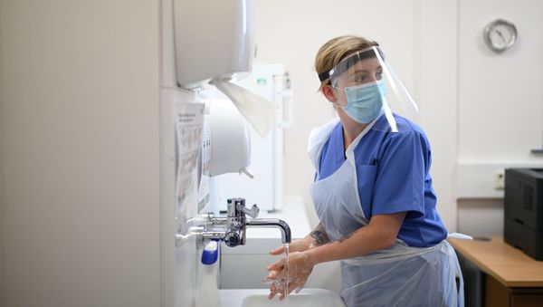 UK nurse with PPE washes her hands - Sputnik International