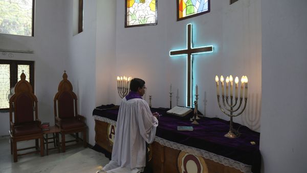 Indian protestant minister offers special prayers on Easter at Lutheran Church in Hyderabad, India, 12 April  2020 - Sputnik International
