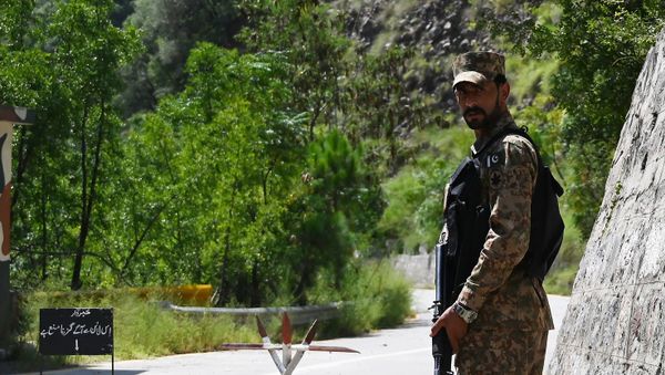 A Pakistani soldier patrols near the Line of Control (LoC), the de facto border between Pakistan and India, in the Chakothi sector of the Pakistan-administered portion of Kashmir on 29 August 2019. - Sputnik International