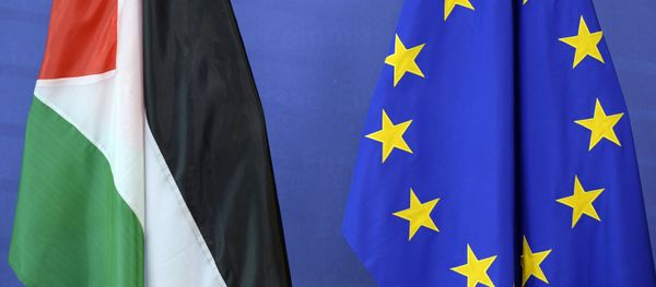 The Palestinian flag (L) is seen next to the European Union flag at the European Union Commission headquarters in Brussels on June 22, 2016 - Sputnik International