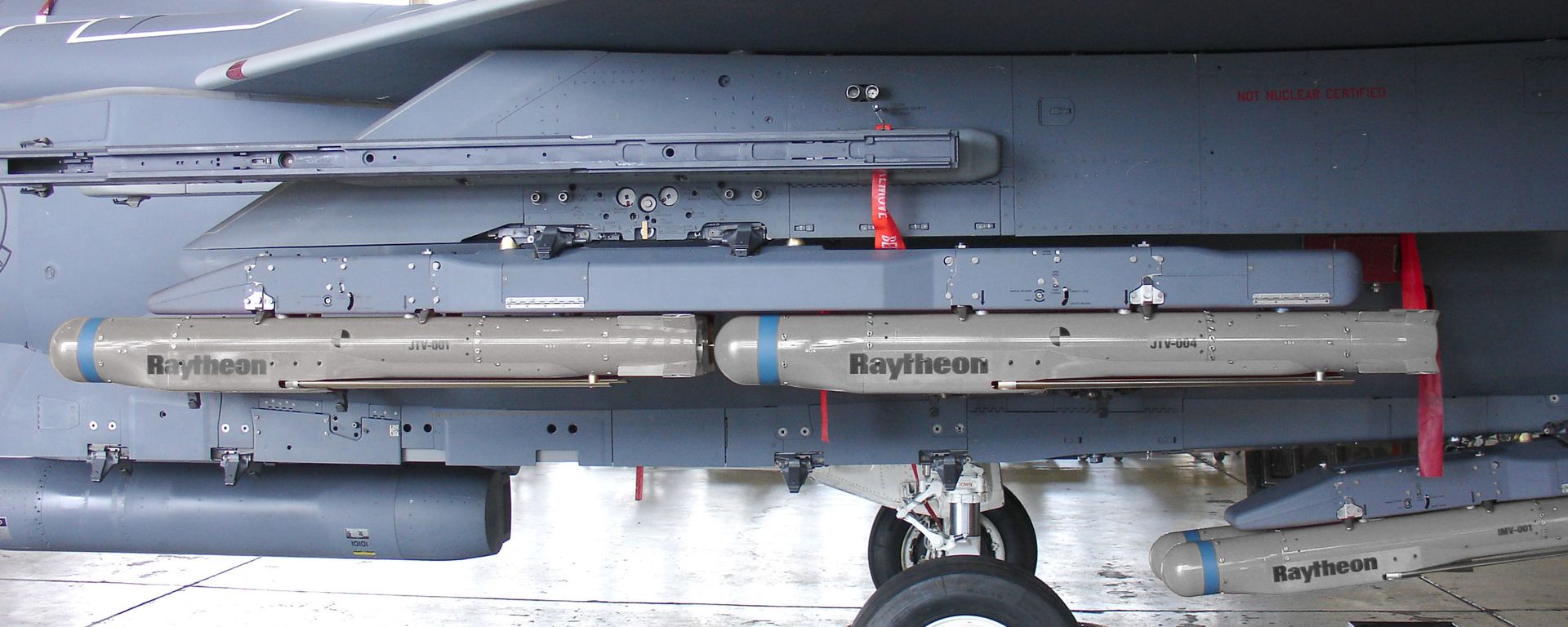 Raytheon's GBU-53 StormBreaker, better known as the Small Diameter Bomb II (SDB), loaded on a US Air Force F-15E Strike Eagle Raytheon's GBU-53 StormBreaker, better known as the Small Diameter Bomb II (SDB), loaded on a US Air Force F-15E Strike Eagle - Sputnik International, 1920, 15.12.2022