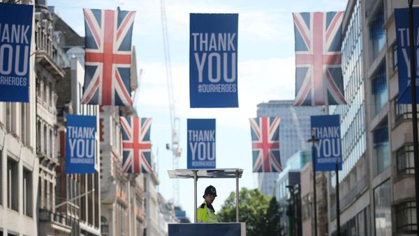A police officer looks at shoppers at Oxford Street, amid the spread of the coronavirus disease (COVID-19) in London, Britain June 15, 2020.  - Sputnik International