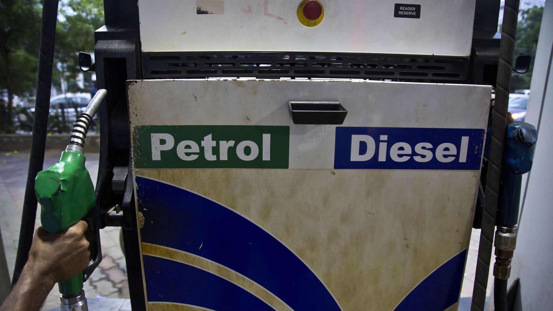 A man prepares to fill his tank with fuel at a petrol pump in Gauhati, India on Sunday, 22 September 2019. Fuel prices have increased in the past six days after attacks on key oil facilities in Saudi Arabia. A man prepares to fill his tank with fuel at a petrol pump in Gauhati, India on Sunday, 22 September 2019. Fuel prices have increased in the past six days after attacks on key oil facilities in Saudi Arabia. - Sputnik International, 1920, 11.06.2021