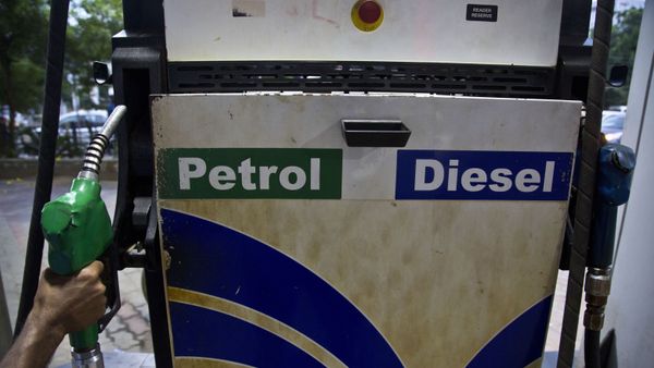 A man prepares to fill fuel in a vehicle at a petrol pump in Gauhati, India, Sunday, 22 September 2019. - Sputnik International