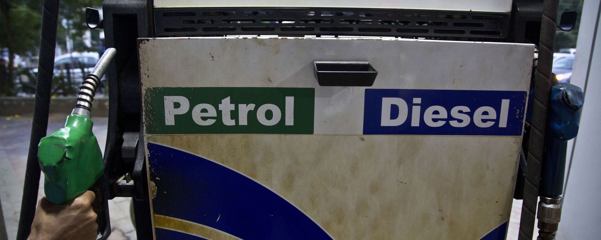 A man prepares to fill fuel in a vehicle at a petrol pump in Gauhati, India, Sunday, Sept. 22, 2019. Fuel prices have increased in the last six days following attacks on key oil facilities in Saudi Arabia.  - Sputnik International, 1920, 12.05.2021