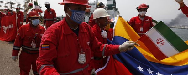 A Venezuelan oil worker holding a small Iranian flag attends a ceremony for the arrival of Iranian oil tanker Fortune at the El Palito refinery near Puerto Cabello, Venezuela, Monday, May 25, 2020 - Sputnik International