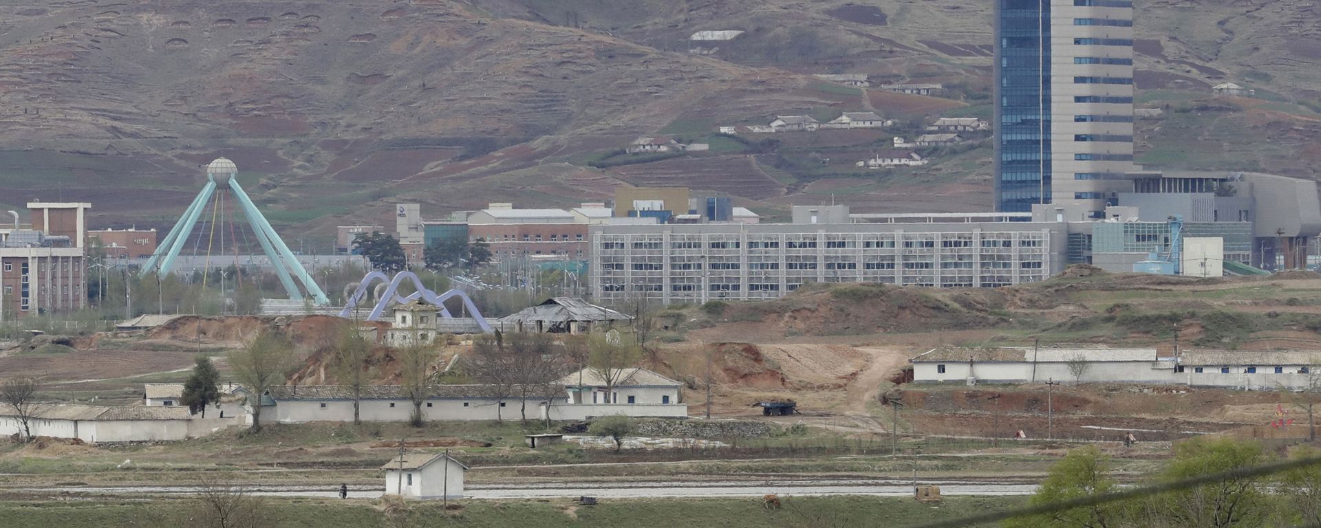 FILE - In this April 24, 2018, file photo, the Kaesong industrial complex in North Korea is seen from the Taesungdong freedom village inside the demilitarized zone during a press tour in Paju, South Korea FILE - In this April 24, 2018, file photo, the Kaesong industrial complex in North Korea is seen from the Taesungdong freedom village inside the demilitarized zone during a press tour in Paju, South Korea - Sputnik International, 1920, 09.02.2021