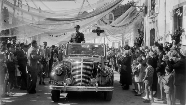 (FILES) In this file photo taken on July 22, 1945 the General Charles de Gaulle is acclaimed by the inhabitants of Douarnenez during his trip to Brittany. - Between a Breton uncle, the highways which remained free, and the engagement of the island of Sein in the French Resistance: Charles de Gaulle and the rebellious Brittany weaved sometimes unexpected links - Sputnik International