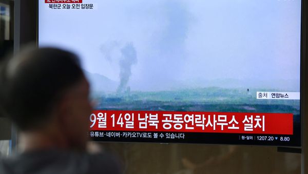 People watch a television news screen showing an explosion of an inter-Korean liaison office in North Korea's Kaesong Industrial Complex, at a railway station in Seoul on June 16, 2020 - Sputnik International