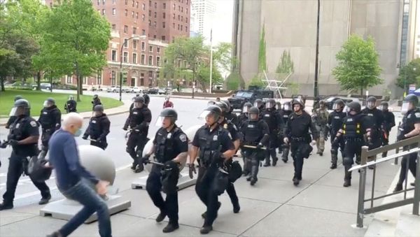 An elderly man falls after appearing to be shoved by riot police during a protest against the death in Minneapolis police custody of George Floyd, in Buffalo, New York, U.S. June 4, 2020 in this still image taken from video.  - Sputnik International