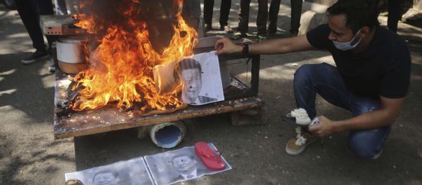 A man burns photographs of Chinese President Xi Jinping during a protest against the Chinese government in Jammu, India, Wednesday, June 17, 2020 A man burns photographs of Chinese President Xi Jinping during a protest against the Chinese government in Jammu, India, Wednesday, June 17, 2020 - Sputnik International