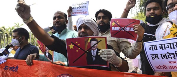 Activists of Swadeshi Jagran Manch shout slogans during a protest near the Chinese embassy in New Delhi, India, Wednesday, June 17, 2020 Activists of Swadeshi Jagran Manch shout slogans during a protest near the Chinese embassy in New Delhi, India, Wednesday, June 17, 2020 - Sputnik International