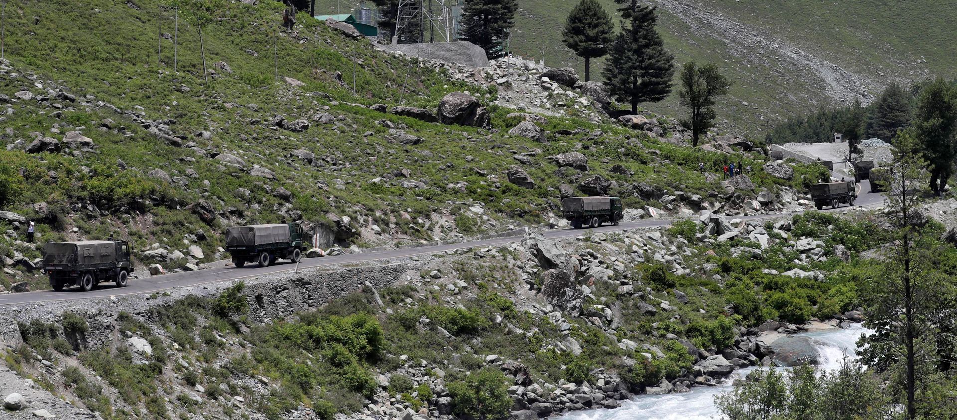 Indian army trucks move along a highway leading to Ladakh, at Gagangeer in Kashmir's Ganderbal district June 17, 2020 Indian army trucks move along a highway leading to Ladakh, at Gagangeer in Kashmir's Ganderbal district June 17, 2020 - Sputnik International, 1920, 18.06.2020