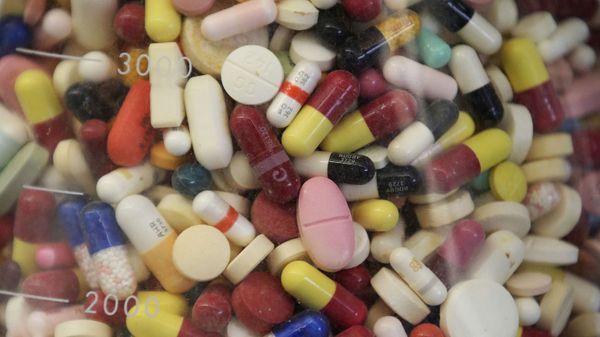 A glass flask filled with pills in a state crime lab in Utah - Sputnik International