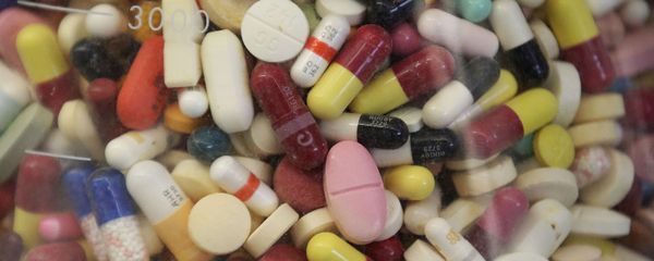 A glass flask filled with pills in a state crime lab in Utah - Sputnik International