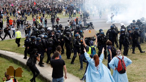 Protesters face off with police at the Invalides square during a demonstration by French health workers in Paris as part of a nationwide day of actions to urge the government to improve wages and invest in public hospitals, in the wake of the coronavirus disease (COVID-19) crisis in France June 16, 2020 - Sputnik International