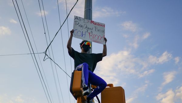 Protesters rally against racial inequality and the police shooting death of Rayshard Brooks, in Atlanta, Georgia, U.S. June 13, 2020 - Sputnik International