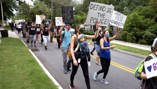 Protesters rally against the Confederate Monument carved into granite at Stone Mountain Park in Stone Mountain, Georgia, U.S. June 16, 2020 - Sputnik International