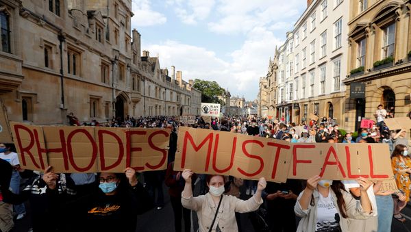 Protesters in Oxford demand the statue of Cecil Rhodes be removed - Sputnik International