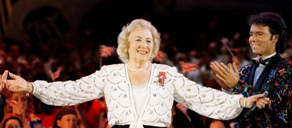 FILE PHOTO: Dame Vera Lynn receives the applause from the audience and fellow performer Cliff Richard during a concert in Hyde Park in London, Britain May 6, 1995 commemorating the 50th anniversary of the end of the second world war in Europe. - Sputnik International