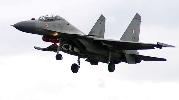 This handout photograph released by the Indian Air Force on May 22, 2019 and taken at an undisclosed location in 2017 shows a Sukhoi Su-30MKI fighter aircraft carrying a BrahMos air to surface cruise missile - Sputnik International