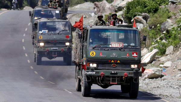 An Indian Army convoy moves along a highway leading to Ladakh, at Gagangeer in Kashmir's Ganderbal district June 18, 2020 - Sputnik International