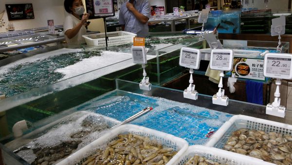 A staff member talks to a customer at a seafood section in JD.com's 7Fresh chain, following new cases of coronavirus disease (COVID-19) infections in Beijing, China June 17, 2020 - Sputnik International