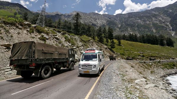 An ambulance moves past an Indian Army convoy along a highway leading to Ladakh, at Gagangeer in Kashmir's Ganderbal district June 18, 2020. - Sputnik International