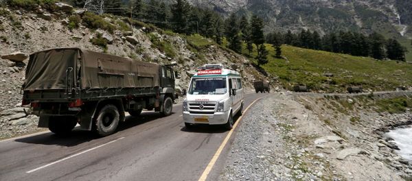 An ambulance moves past an Indian Army convoy along a highway leading to Ladakh, at Gagangeer in Kashmir's Ganderbal district June 18, 2020. An ambulance moves past an Indian Army convoy along a highway leading to Ladakh, at Gagangeer in Kashmir's Ganderbal district June 18, 2020. - Sputnik International