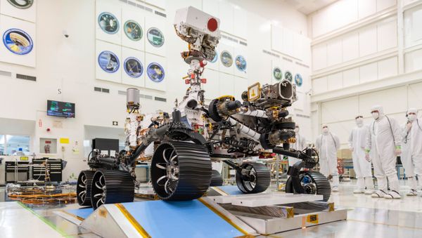 In a clean room at NASA's Jet Propulsion Laboratory in Pasadena, California, engineers observe the first driving test for NASA's Mars 2020 rover (Perseverance) on 17 December 2019. - Sputnik International