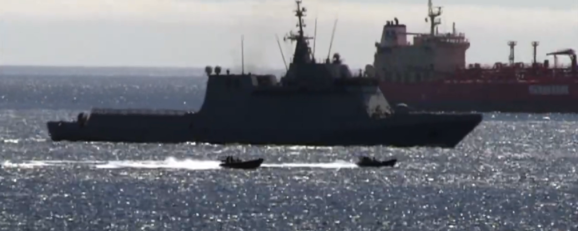 A screenshot of Royal Navy speedboats escorting the Spanish warship Rayo P-42 after it entered British Gibraltar Territorial Waters during a Royal Navy training exercise, 18.06.2020. - Sputnik International, 1920, 20.04.2023