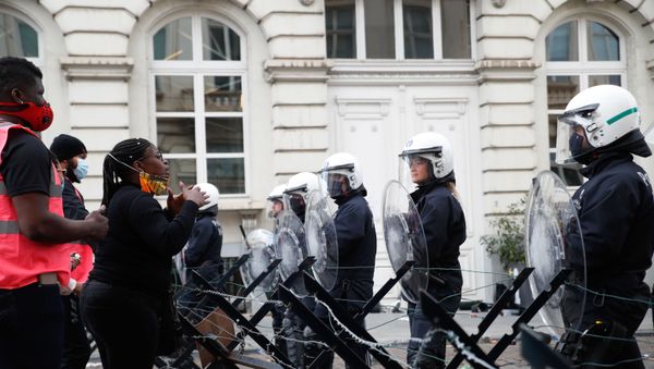 Demonstrators argue with riot police during an anti-racism protest, in Brussels, on June 7, 2020, as part of a weekend of 'Black Lives Matter' worldwide protests against racism and police brutality in the wake of the death of George Floyd, an unarmed black man killed while apprehended by police in Minneapolis, US. - Sputnik International