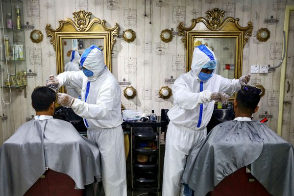 Barbers wearing protective suits and face masks provide haircuts to customers inside a salon amid a coronavirus disease (COVID-19) outbreak in Dhaka, Bangladesh. 16 June 2020. - Sputnik International