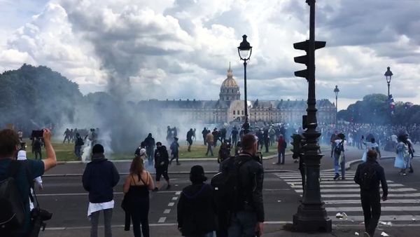 Protesters clash with police in Paris, France during a rally of medical workers - Sputnik International