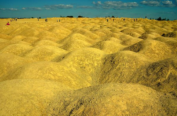People sunbathing at the Bornitskiye quarries in the Leningrad Region, Russia - Sputnik International