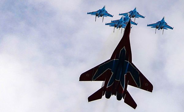 Pilots from the Russian Knights and Swifts aerobatic groups rehearsing for the Victory Day parade. - Sputnik International