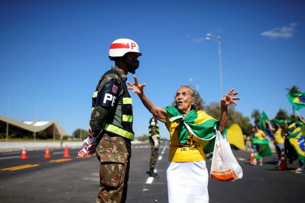 A supporter of Brazil's President Jair Bolsonaro speaks with a Brazilian soldier during a protest against the country's Supreme Federal Court, in front of the army headquarters in Brasilia, Brazil, 14 June 2020. - Sputnik International