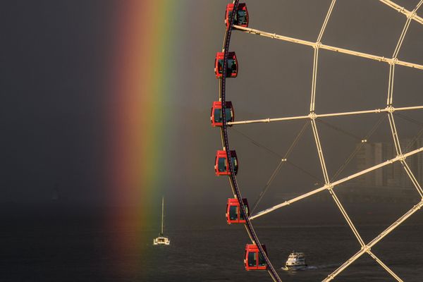 Passengers sit in a Ferris wheel as a rainbow appears during a sunset after a rain shower in Hong Kong on 16 June 2020. - Sputnik International