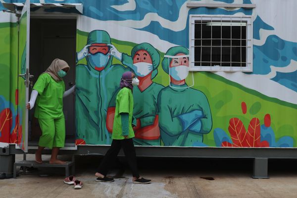 Health workers walk out of a mobile laboratory before analysing samples collected during mass coronavirus tests in Jakarta, Indonesia, Thursday, 18 June 2020. - Sputnik International