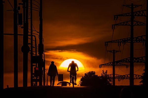 A man rides a bike during a sunset in Moscow. - Sputnik International