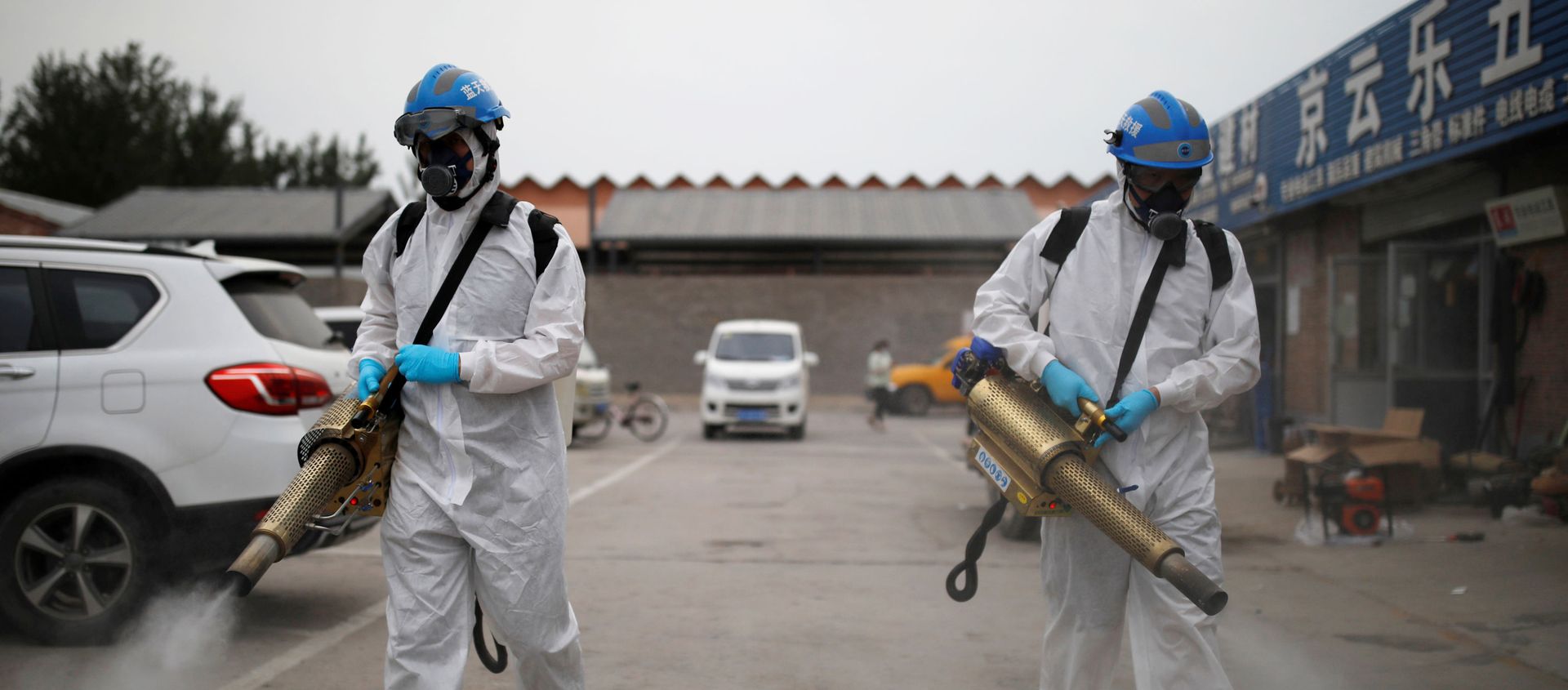 Volunteers from the Blue Sky Rescue team, in protective suits, disinfect the Nangong comprehensive market following a new outbreak of the coronavirus disease (COVID-19) in Beijing, China, June 18, 2020. Picture taken June 18, 2020. REUTERS/Carlos Garica Rawlins - Sputnik International, 1920, 19.06.2020