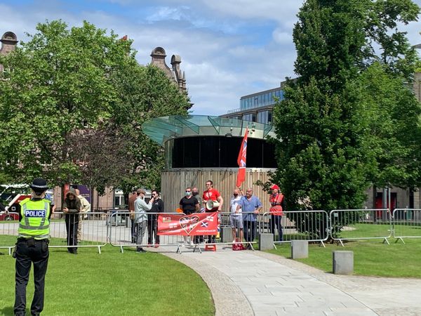 BLM Demonstrators in St Andrews Square Demand Removal of Melville Monument BLM Demonstrators in St Andrews Square Demand Removal of Melville Monument - Sputnik International