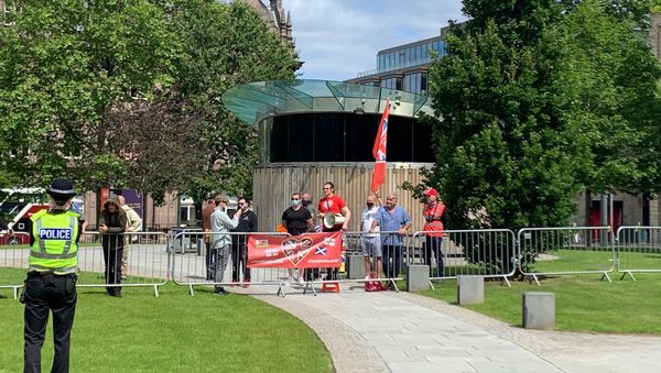 A Force For Good counter-protestors gather at the Melville Monument in St Andrew's Square A Force For Good counter-protestors gather at the Melville Monument in St Andrew's Square - Sputnik International
